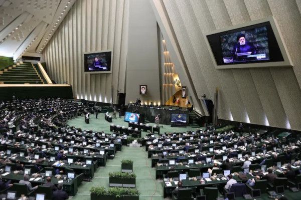 برلمان إيران يقر مشروع قانون يعلّق التعاون مع وكالة الطاقة الذرية - الخليج الان