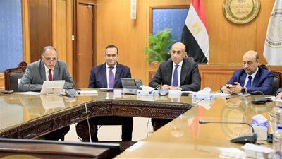 غرفة عمليات الوزارة تتابع وصول صناديق أوراق أسئلة امتحاني الفيزياء والتاريخ إلى اللجان - الخليج الان