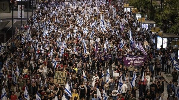 عشرات آلاف الإسرائيليين يتظاهرون للمطالبة بإعادة الأسرى من قطاع غزة - الخليج الان