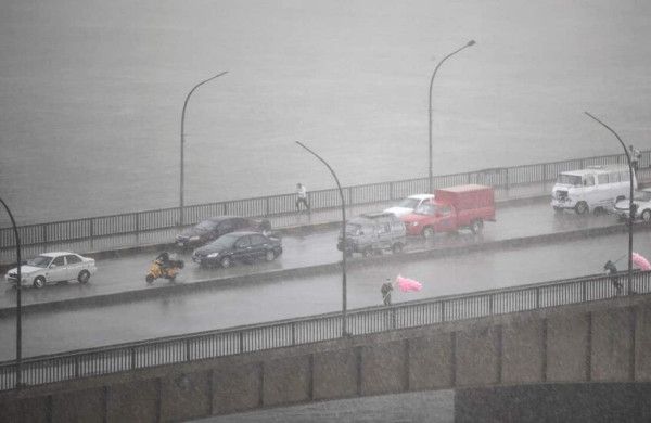 مصر: أمطار غزيرة تفاجئ القاهرة والجيزة رغم ارتفاع درجات الحرارة - الخليج الان
