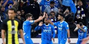 تيفو الهلال خلال مباراة النصر في الدوري السعودي.. صورة .. الخليج الان