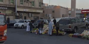 فوضى الباعة الجائلين.. بضائع مجهولة على أسوار سوق الدمام المركزي - الخليج الان