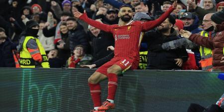 محمد صلاح يقتحم كعكة عيد ميلاد أسطورة ليفربول كاراجر - الخليج الان