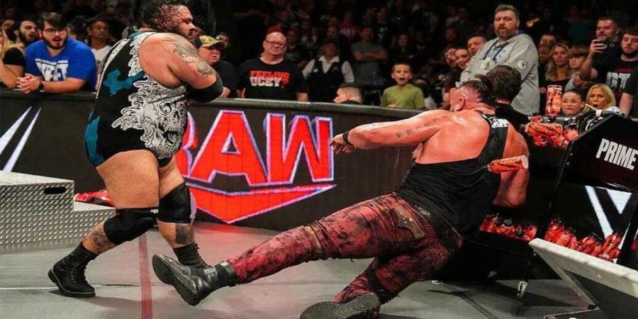 انهيار الحلبة بالمصارعين خلال عرض “WWE” - الخليج الان