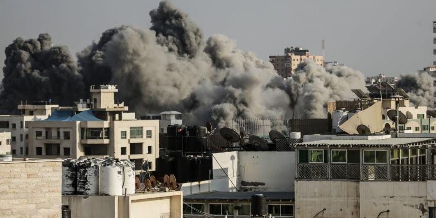 11:05 استشهاد أربعة فلسطينيين في قصف للاحتلال الإسرائيلي على منزل جنوب قطاع غزة - الخليج الان