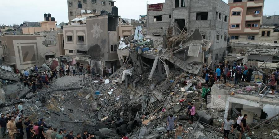 09:59 استشهاد 21 فلسطينيا في قصف للاحتلال الإسرائيلي على مسجد وسط قطاع غزة - الخليج الان