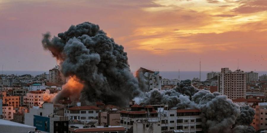 11:33 استشهاد 13 فلسطينيًا في قصف للاحتلال الإسرائيلي على شمال قطاع غزة - الخليج الان