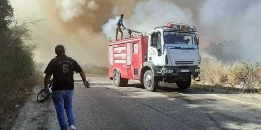 فرق الإطفاء وحوامات الجيش تعمل على إطفاء حريق نشب في بلدة حب نمرة بحمص - الخليج الان