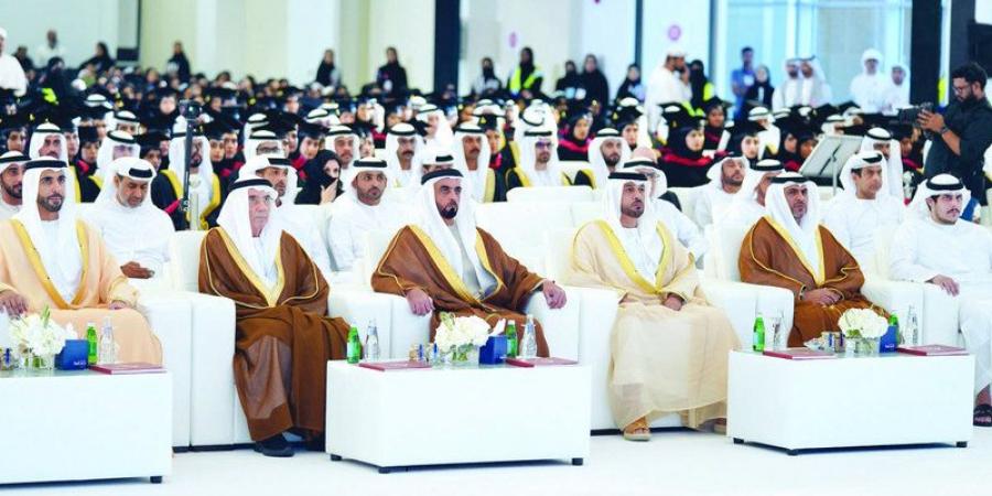 سيف بن زايد يشهد حفل تخريج الدفعة الـ 43 من طلبة جامعة الإمارات - الخليج الان