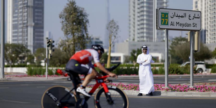 منصور بن محمد يحضر نهائي البطولة العالمية للترايثلون تي 100 في مضمار ميدان - الخليج الان