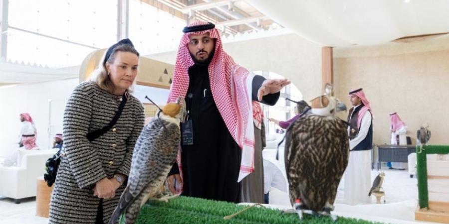 السفيرة الفنلندية تطّلع على مجريات سباق الملواح في مهرجان الصقور - الخليج الان