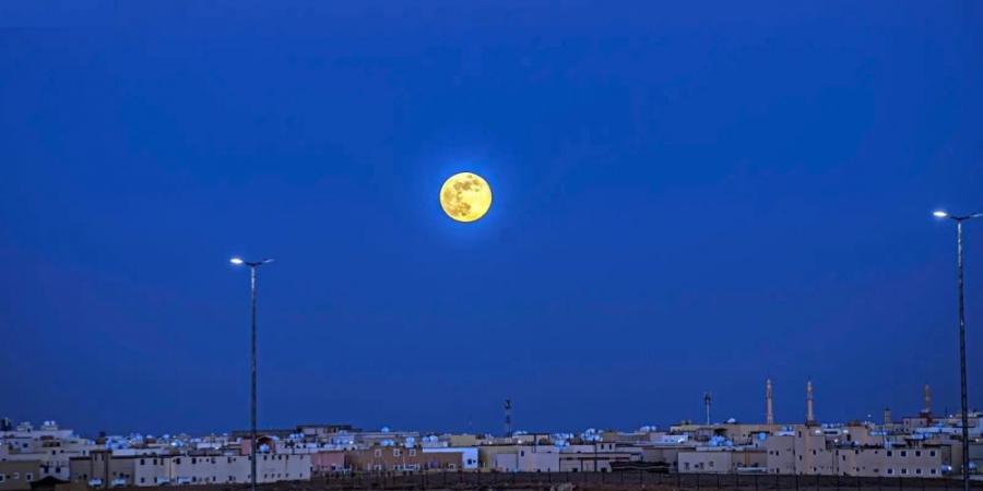 الأخير في 2024.. "القمر البارد" يزين سماء الحدود الشمالية - الخليج الان