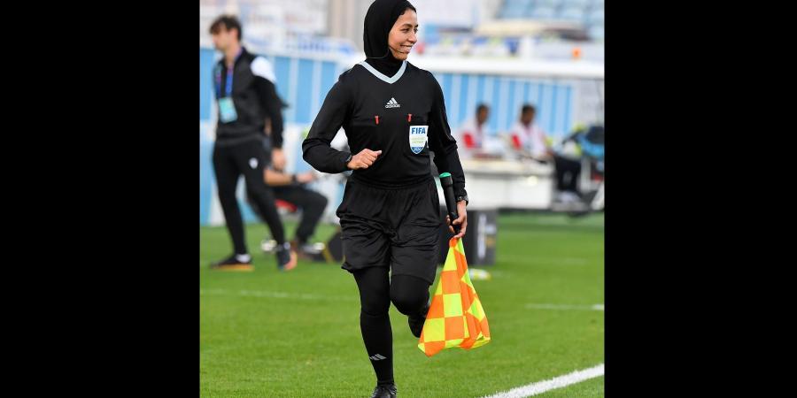 من هي الحكمة الإماراتية أمل جمال؟.. شاركت بإدارة مباراة بني ياس والوصل - الخليج الان