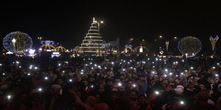 مئات السوريين يستقبلون في ساحة الأمويين بدمشق العام الجديد يحدوهم "الأمل" - الخليج الان