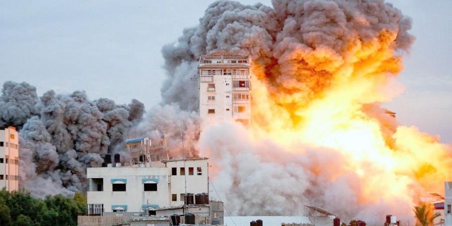 12:09 إصابات جراء استهداف قوات الاحتلال الإسرائيلي منزلا وسط قطاع غزة - الخليج الان