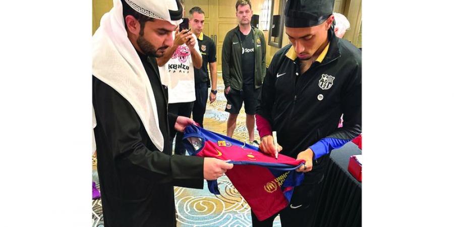 رافينيا يهدي لاعبي برشلونة 30 هاتفاً ذهبياً من دبي قبل «الكلاسيكو» - الخليج الان