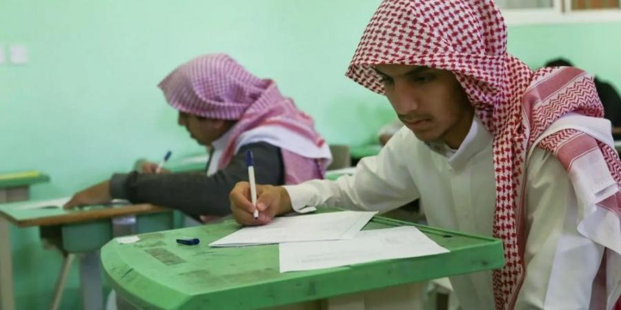 إلزام طلاب الثانوية بالزي الرسمي.. حرص على ربط الأجيال بالهوية السعودية الأصيلة - الخليج الان