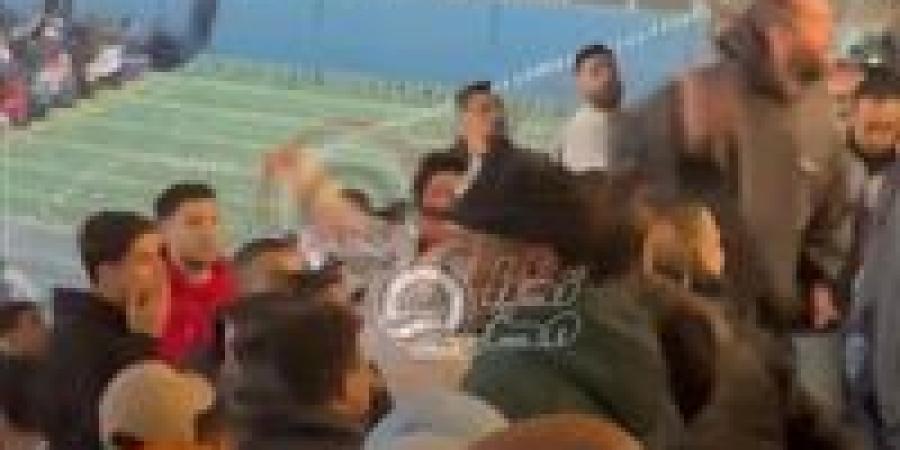 بعد الهزيمة أمام بيراميدز.. جماهير الزمالك تعتدي على حسين لبيب رئيس النادي بألفاظ خارجة| فيديو - الخليج الان