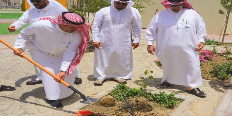 03:00 إطلاق مشروع التشجير الذكي على طريق المخواة-ناوان بزراعة 7000 شجرة - الخليج الان