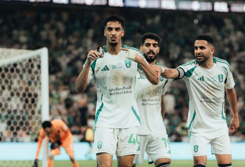 الأهلي السعودي يقابل القادسية في مواجهة نارية بالجولة 22 من دوري روشن السعودي