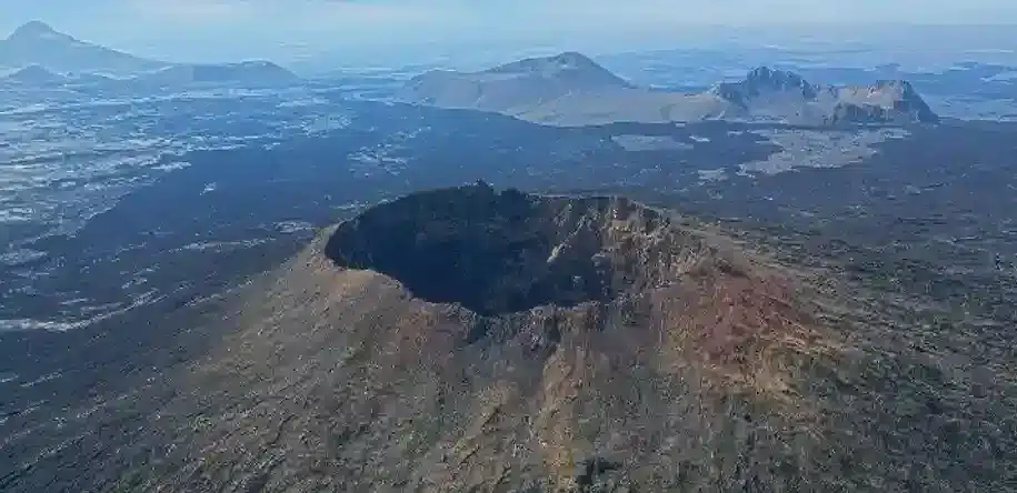 جبل عسلج البركاني: كنز جيولوجي وسياحي في قلب السعودية