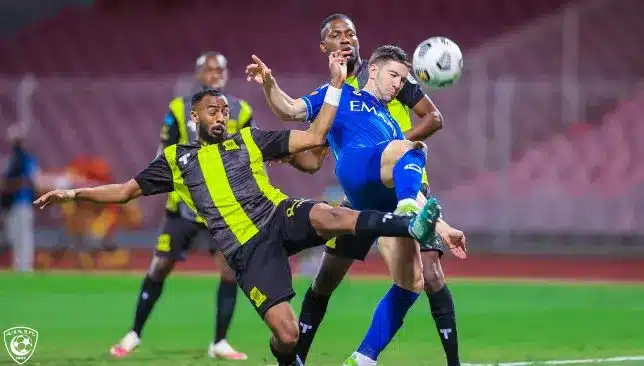 سمير عثمان يكشف أخطاء تحكيمية في مباراة الهلال والاتحاد.. ومحمد فودة يرد