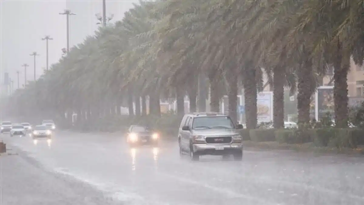 المركز الوطني للأرصاد يحذر تقلبات جوية حادة تضرب الرياض، المدينة، جدة، ومكة.. نصائح بتوخي الحذر