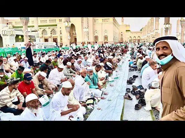 إفطار صائم في الحرم المكي 1446.. جداول الصلاة، الأئمة، ومشاريع إفطار الصائم 2025