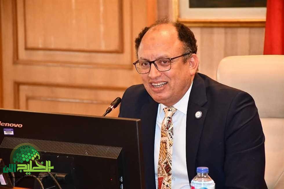 رئيس جامعة حلوان يستقبل وزير الطيران قبيل مناقشة رسالة ماجستير عن الأمن السيبراني في الطيران(1)