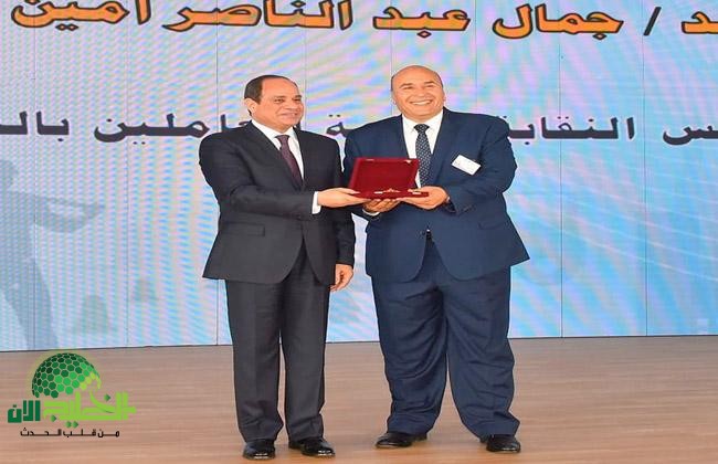 رئيس اتحاد العمال يُكرم الرئيس السيسي بدرع الاتحاد تقديرًا لجهوده في دعم حقوق العمال(1)